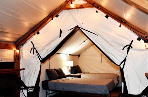 Wonderful Glamping Adventure for Friends and Family: Luxurious Safari Tent on the Cibolo Creek in Marion, Texas