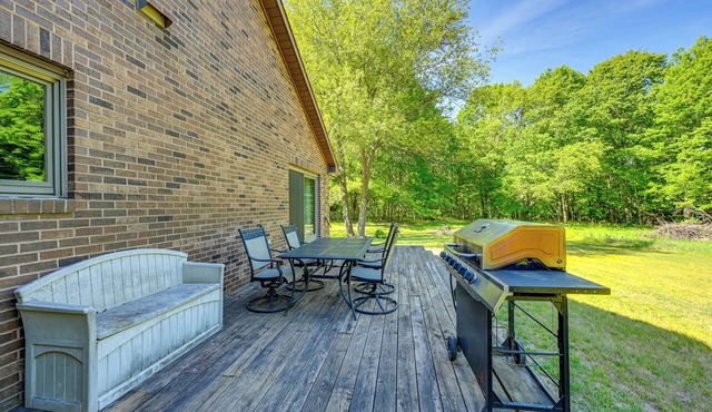 Wooded Applegate Retreat w/Private Trail Access