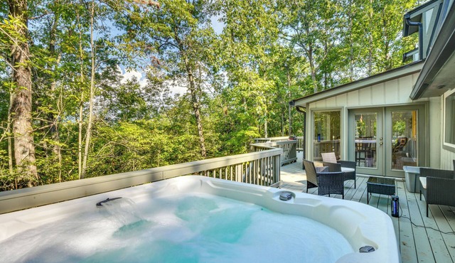 Woodsy Retreat w/Deck & Views in Dahlonega!