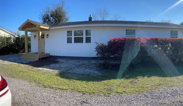 Wrightsville Ave Beach Cottage - with HUGE Fenced In Backyard - Pet Friendly
