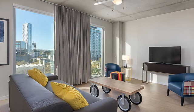Wyndham Austin Studio – Downtown Views, Rooftop Pool & Walkable Fun