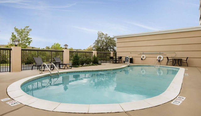 You Found It! 4 Modish Units, Free Parking, Onsite Pool! Near Disney Springs