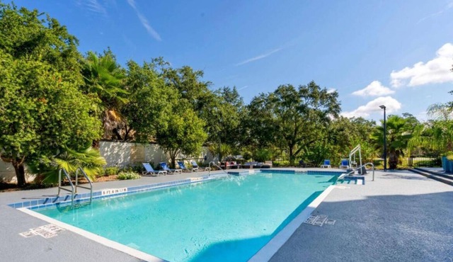 Your Home Away From Home! 3 Relaxing Units, Free Parking & Breakfast, Pool