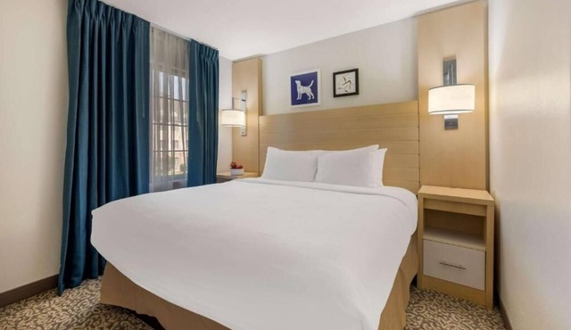 Your Home Away from Home – 3 Relaxing Suites w/Fully Equipped Kitchen and Pool
