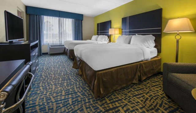 Your Home Away From Home! 3 Contemporary Units w/ Free Parking! Outdoor Pool