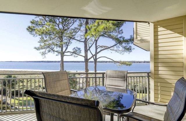 1874 Beachside Tennis- Calibogue Sound views from every room.