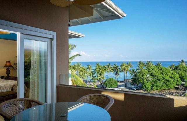2 BR/2 BA Kona Coast Oceanfront Villa w/ Private Lanai, Walk to Beach