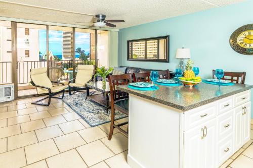 Beach Lover's Haven, Cozy Condo with Ocean Views and Free Parking
