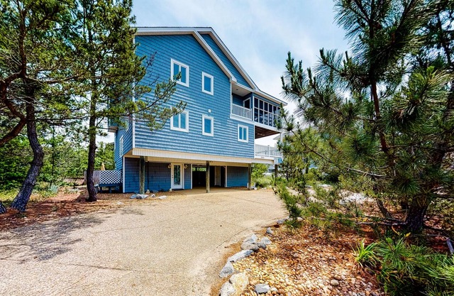 Coastal-themed home w/private pool, screened porch, deck, & washer/dryer