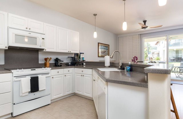 Contemporary 3 Bed, 3 Bath Townhome in Ko Olina Kai Golf Estates.