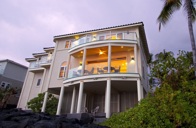 Hale Honu - Spectacular Oceanfront Home w/ central A/C Wading Pool & Hottub