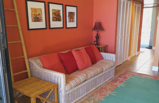 Hawaiian Princess - Lower floor remodeled condo with Amazing View
