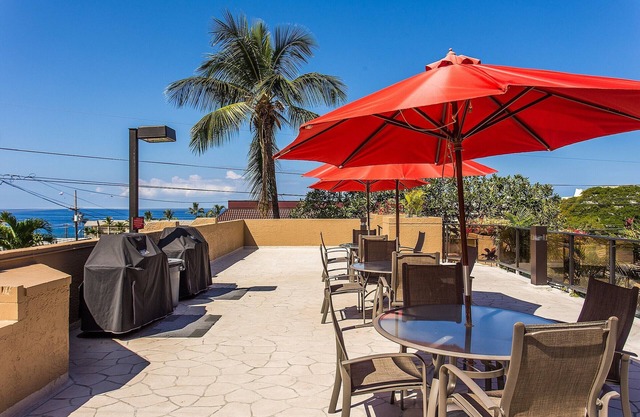 🏖️Hawaiian Unit + Walking Distance to Town | AC & WIFI!