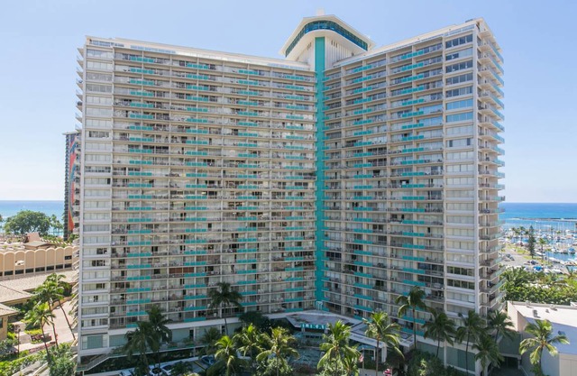 Ilikai Hotel - Fully renovated One-Bedroom unit on the 19th Floor overlooking the mountains!