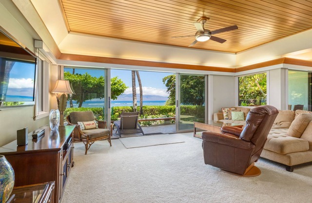 Luxury Ocean Front, premier beach location Lahaina, Puunoa Beach Estates #105