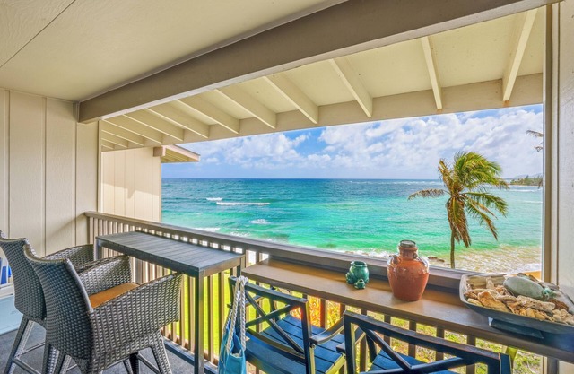 "Oceanfront Condo: Coconut Tree & Ocean Views, Whale Watching, Paddlers, and Surfers at Wailua Bay!"