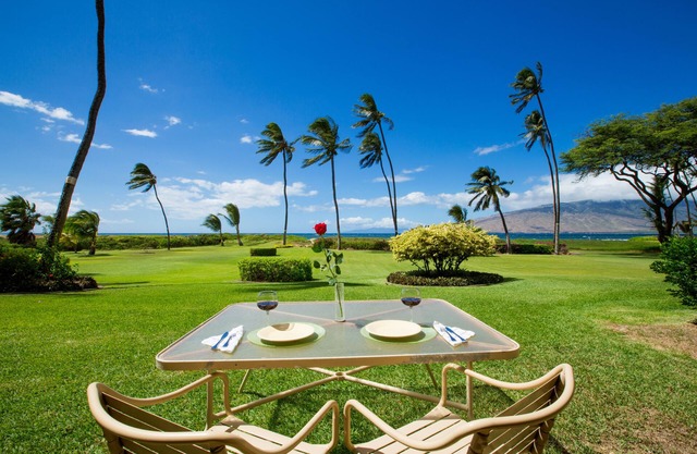 Romantic Maui Getaway! Direct Beach~ Ocean Front! ~ Ground Floor!