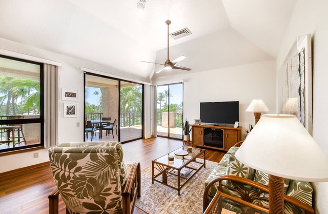 Third floor condo with ocean views, pool and hot tub access, and golf nearby