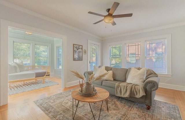 This duplex is a 2 bedroom(s), 1 bathrooms, located in Jacksonville, FL.