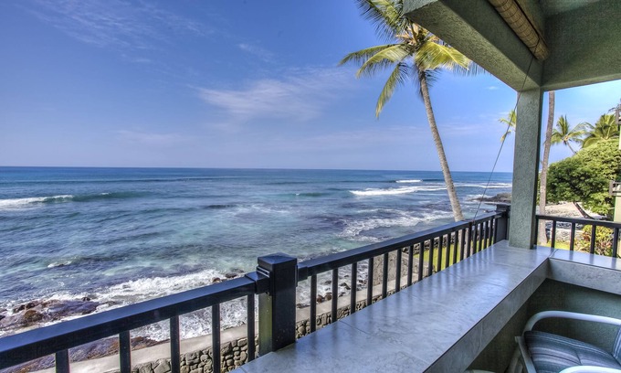 Kailua-Kona Condo | Aloha! Oceanfront, TV, Pool, Hot Tub, A/C.