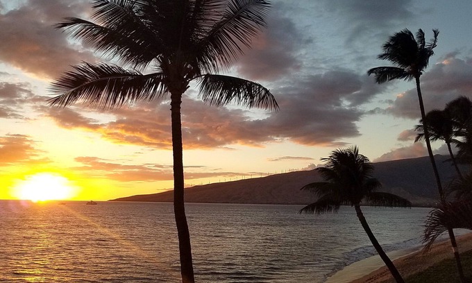 Kihei Condo | Beachfront Unobstructed Ocean View, 3rd Flr End Unit 310, AC Wi-Fi Streaming TVs