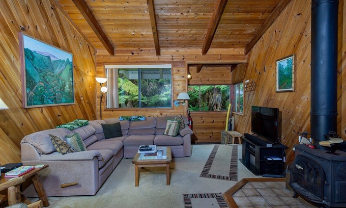 Volcano House | Cozy and Beautiful Home with Lush Private Setting! πΊ - Volcano Village Cymbidium House π