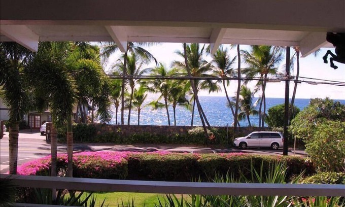 Kahaluu Bay House | FABULOUS BEACH HOUSE, OCEAN FRONT VIEW, BEST LOCATION, WALK TO BEACH, RELAXING!.