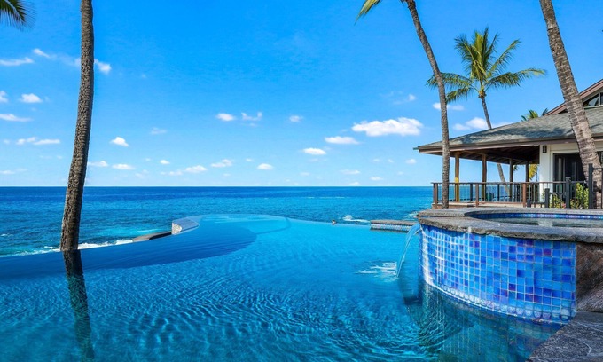 Kahaluu Bay House | Hale Kaheka 6592, Oceanfront Private Home and Ohana with a Pool and A/C