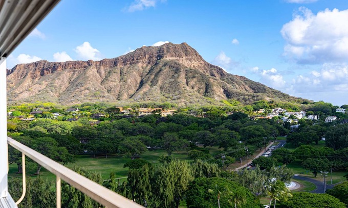 Honolulu Condo | Hale Kaimana Breeze by Gather: 3BR Oceanfront Escape w/Stunning Views