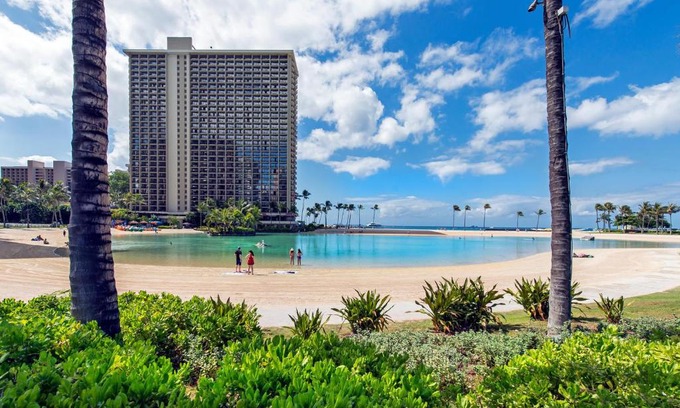 Waikiki Apartment | Ilikai Tower 701 City View 1BR