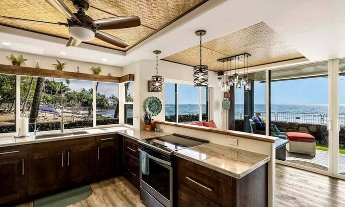Historic Kailua Village Condo | Kona Reef A1: Ocean-view 2BR condo in Kailua-Kona, perfect for 4-6 guests.