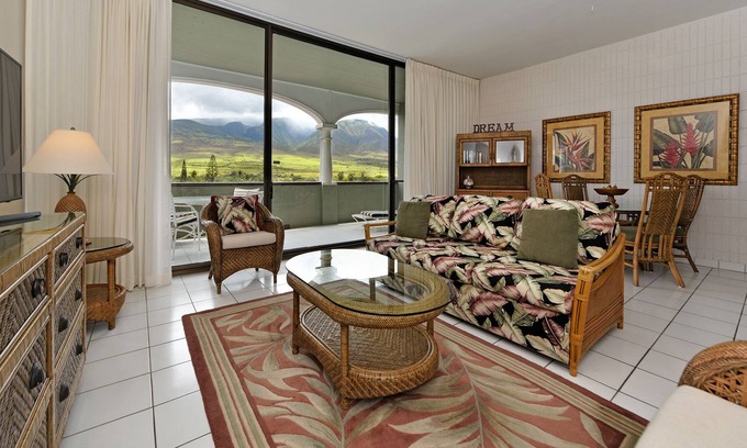 Historic Lahaina Front Street Condo | Lahaina Shores Penthouse with Sweeping Mountain Views - 1 Bd/2 Ba