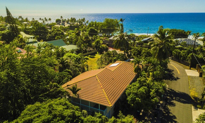 Kahaluu Bay House | New renovated Across street from Magic Sand Beach Ocean view private pool/SPA/AC