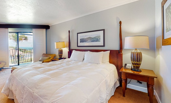 Hanamaulu Condo | Ocean-view resort condo - third floor - amazing pools, gym, spas, & restaurants
