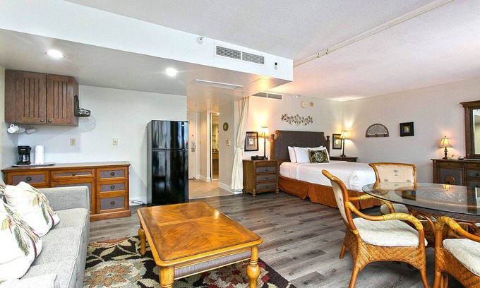 Waikiki Apartment | Pool & close to Beaches, Elegant King Bed Studio (Sleeps 4) FREE Parking!