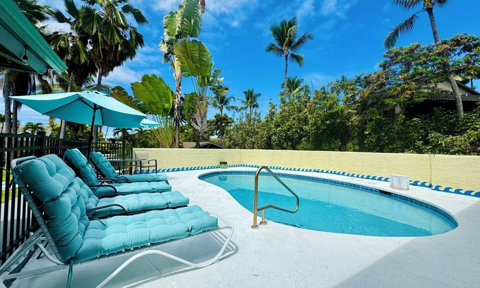 Kahaluu Bay House | Right at the Golf Course Across from the beach with Private Pool/Spa Parking AC