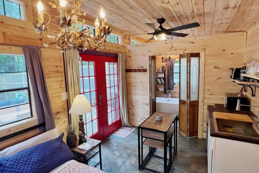 Marion House | Dogs-Fire-SteamSauna-Kayaks-Water-Soaking Tub