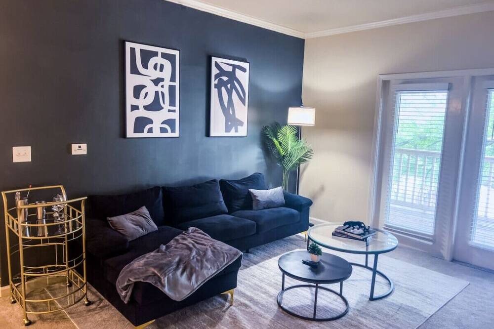 Executive Park Apartment | Airy 2 King Bed Suite—Mins to Uptown Charlotte!