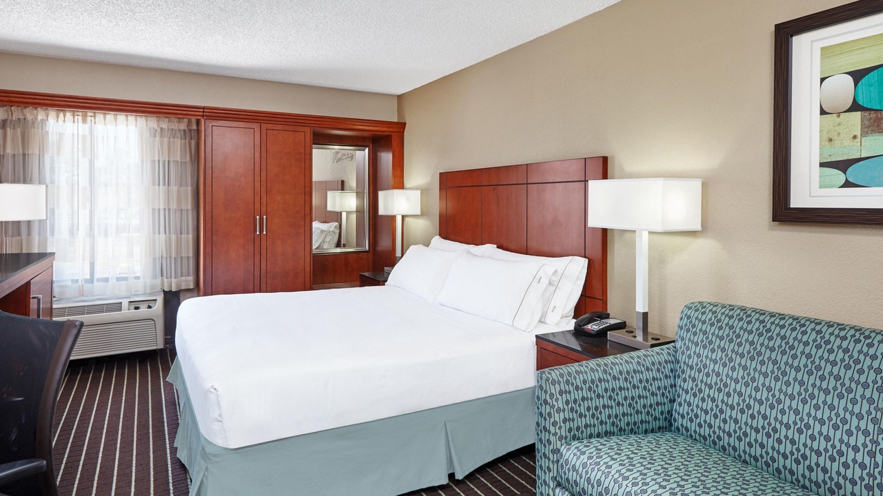 Photo of Bedroom in Coliseum Central