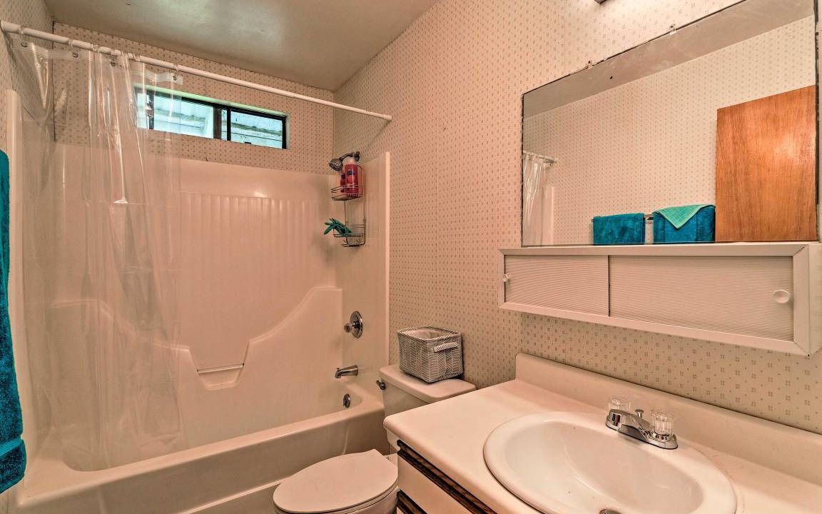 Photo of Bathroom in Naalehu