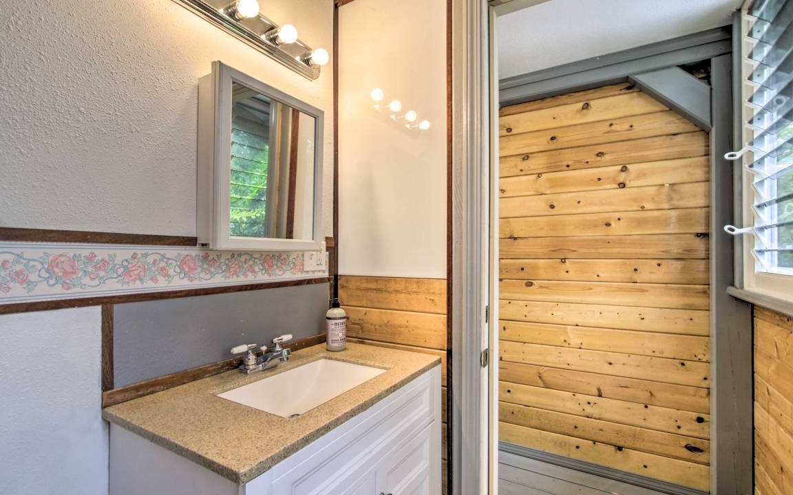 Photo of Bathroom in Leilani Estates