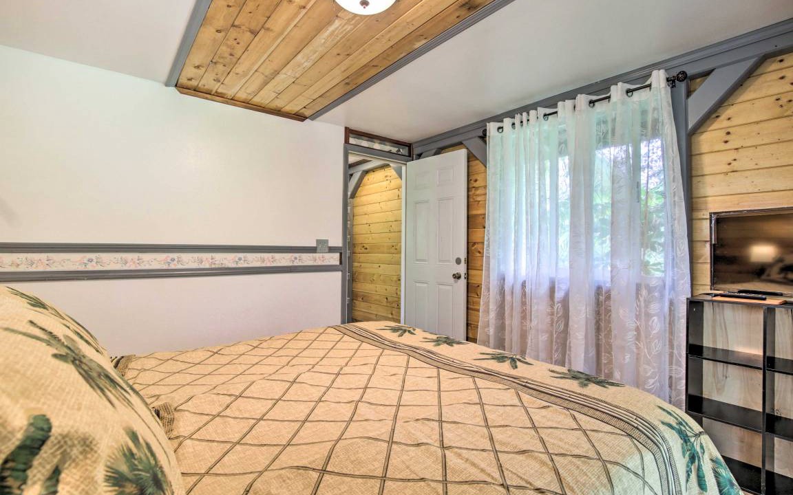 Photo of Bedroom in Leilani Estates