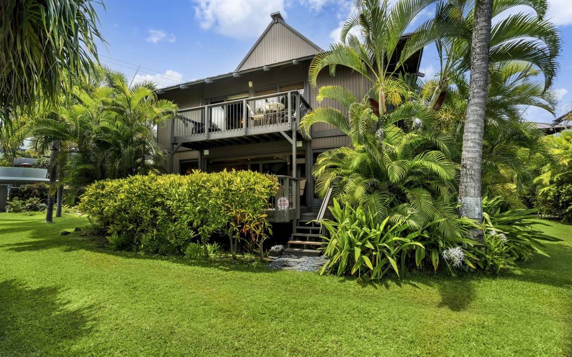Photo of Buildings in Kahaluu Bay