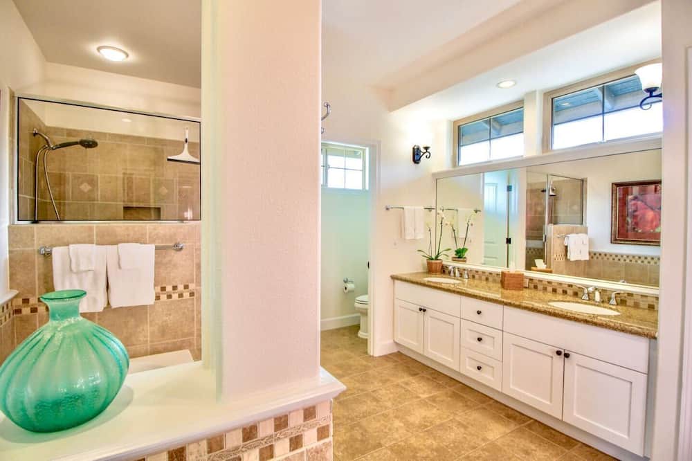 Photo of Bathroom in Kulalani