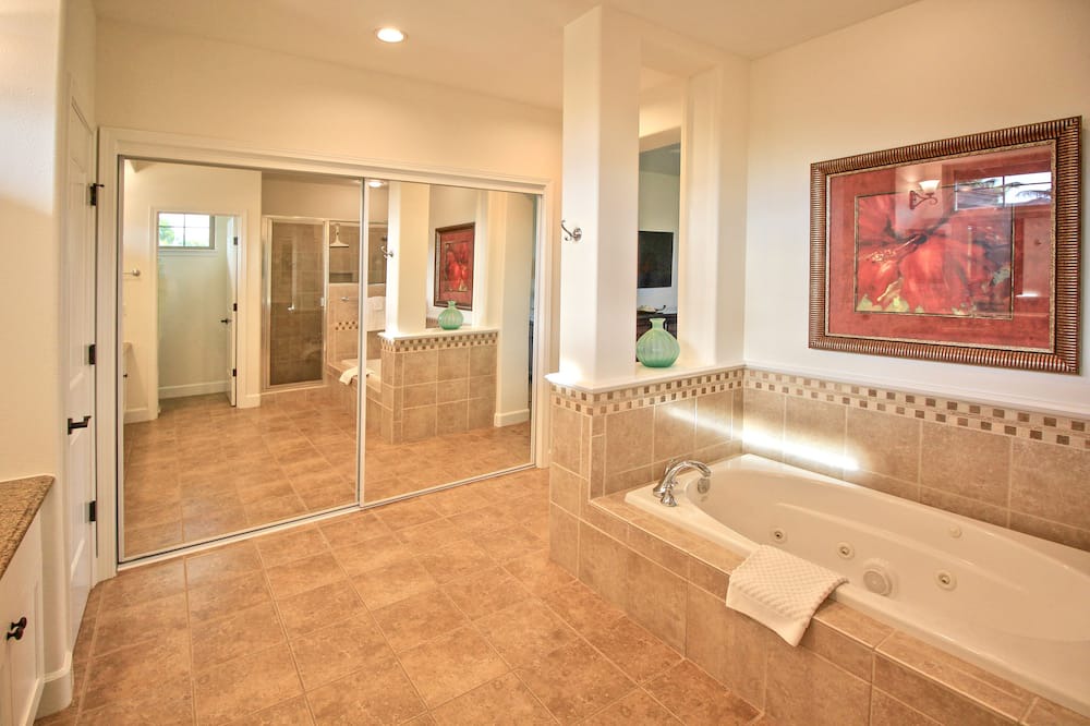 Photo of Bathroom in Kulalani