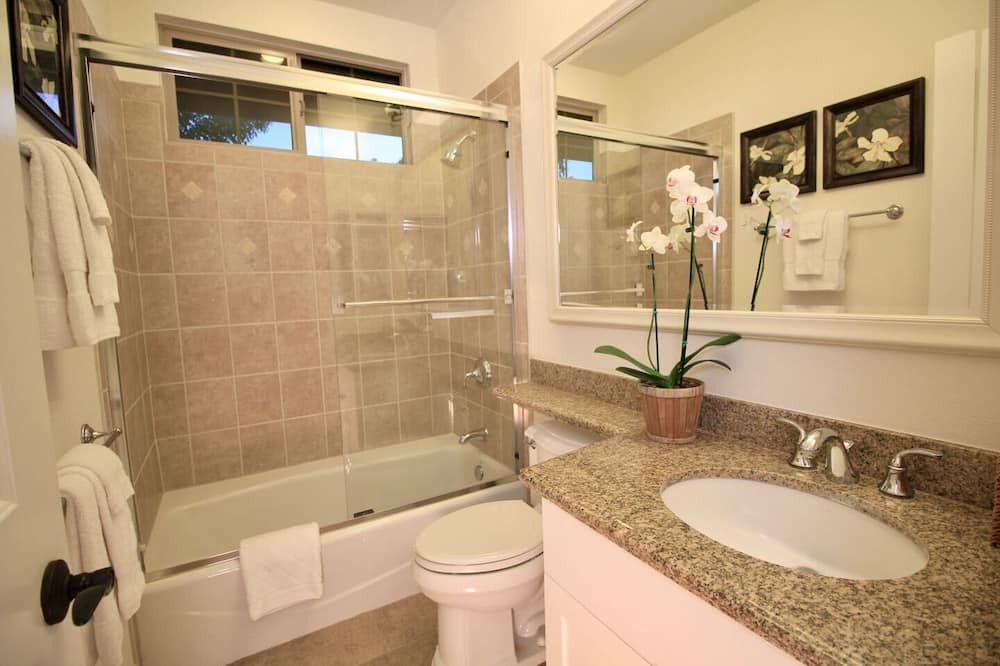 Photo of Bathroom in Kulalani