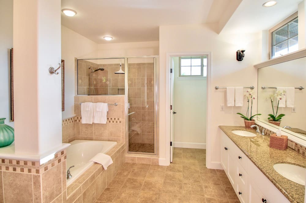 Photo of Bathroom in Kulalani