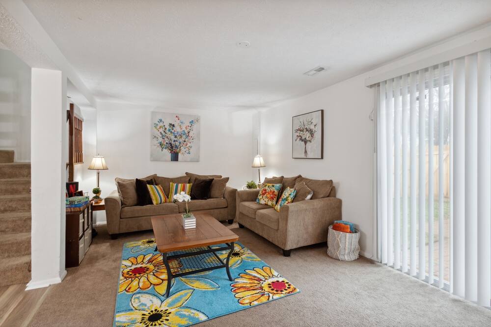 Photo of Bedroom in Coliseum Central
