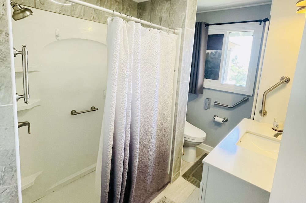 Photo of Bathroom in Ka'a'awa