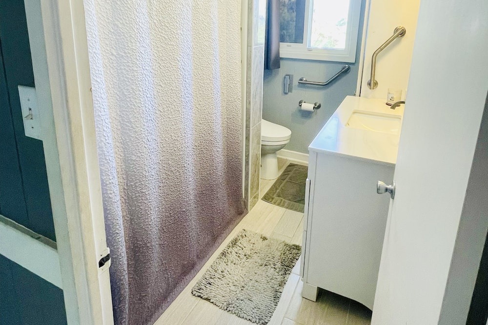 Photo of Bathroom in Ka'a'awa